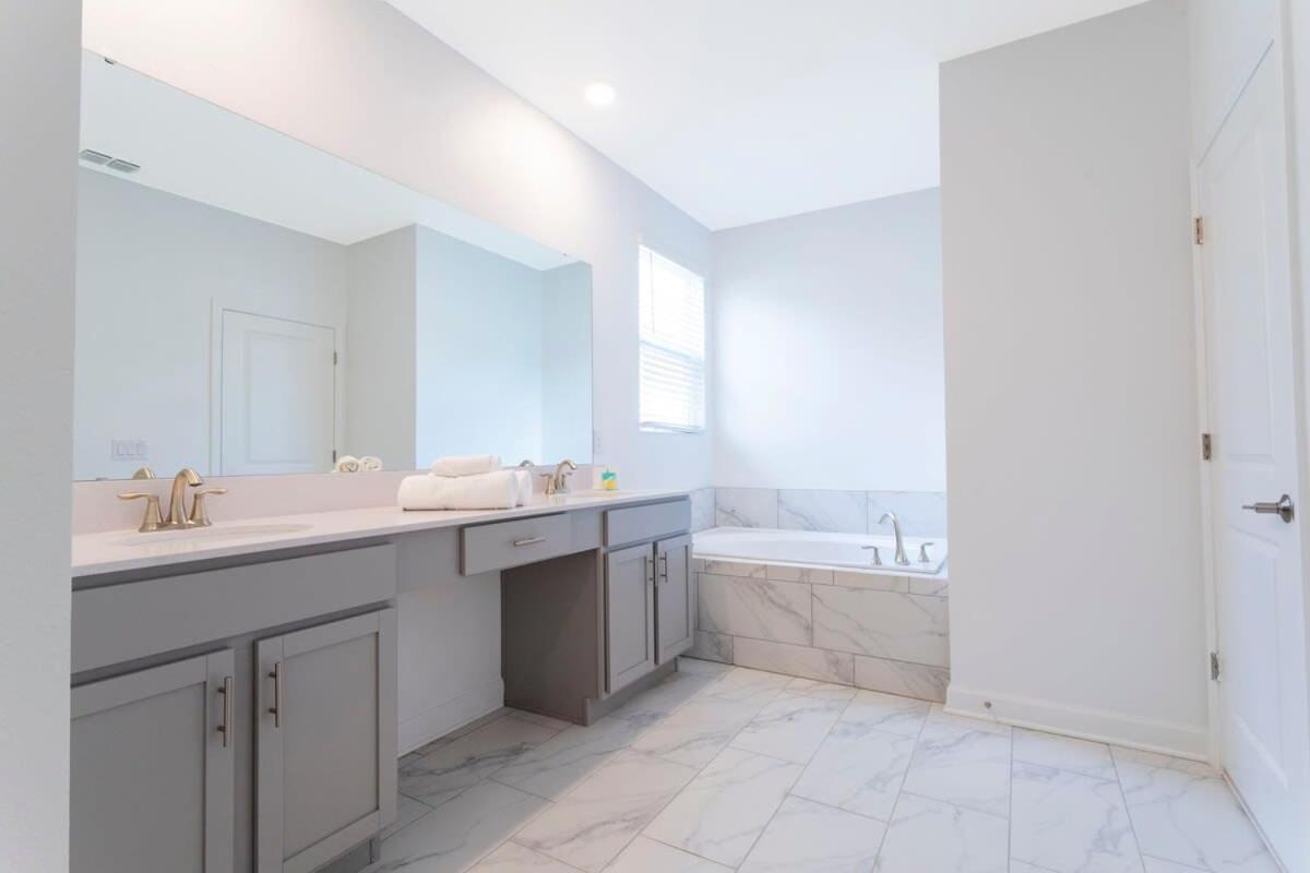 Stunning Family Friendly 5 Bd W/ Pool Close To @ Storey 4242 *