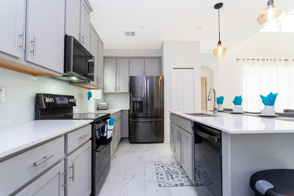 Stunning Family Friendly 5 Bd W/ Pool Close To @ Storey 4242 *