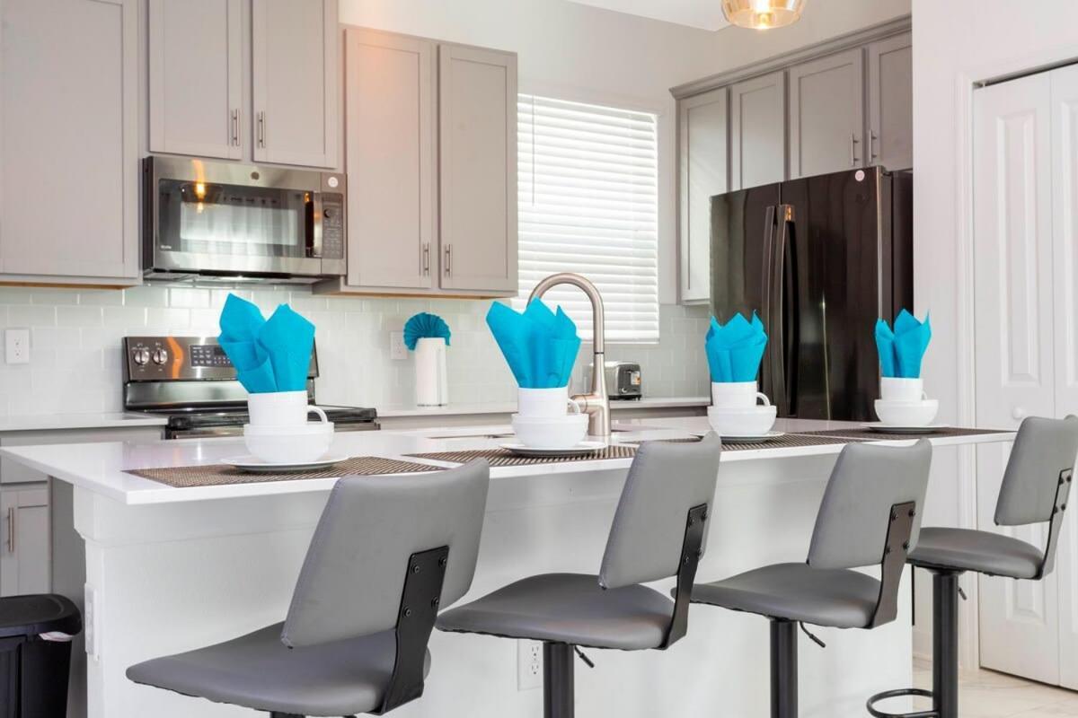 Stunning Family Friendly 5 Bd W/ Pool Close To @ Storey 4242